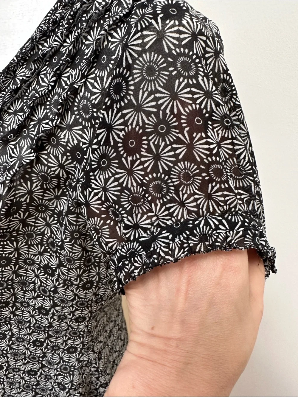LOFT Ann Taylor Black & White Sunburst‎ Floral Sheer Ruffle Blouse - Size 2
